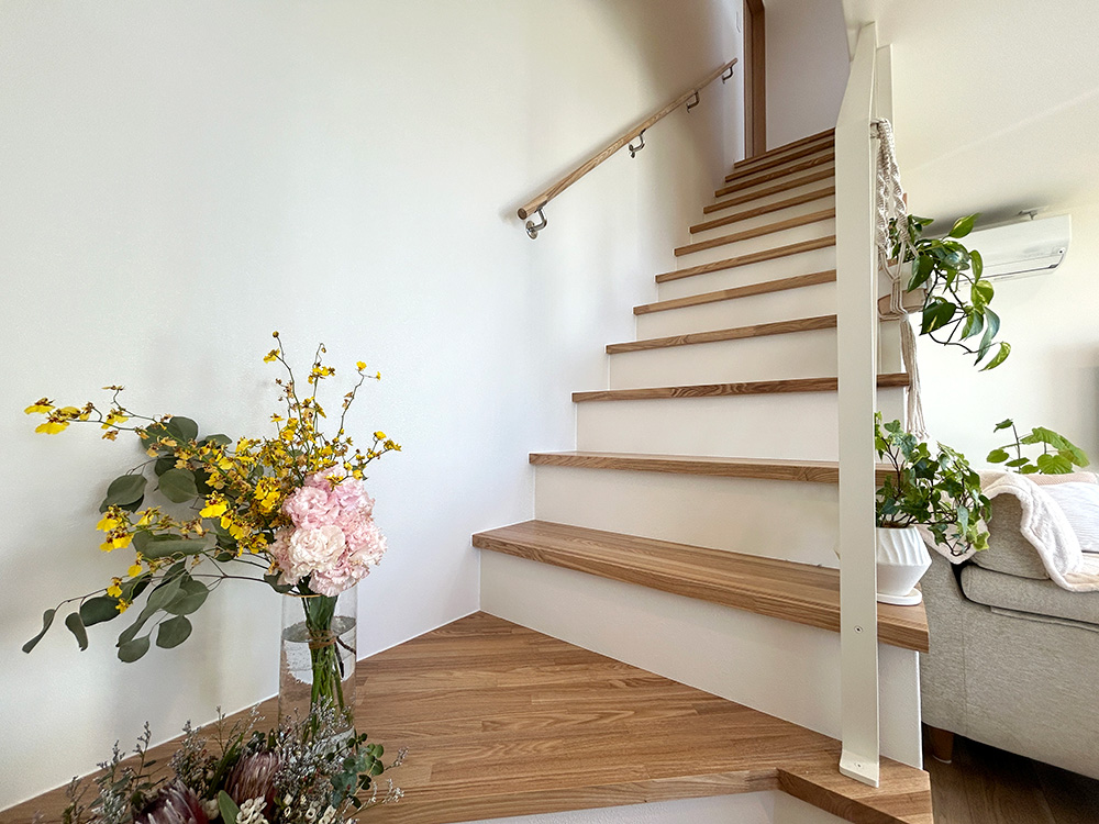 太陽を味方につけ、家族も植物もすくすく育つ。<br>「白×ベージュ」で可愛らしいナチュラルデザインの家